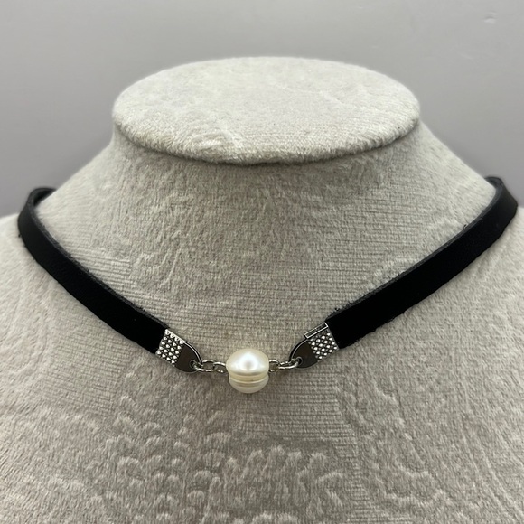 Faux Pearl floats on a Brown Leather Necklace. Choker 70’s vibe Silver Tone - Picture 1 of 8